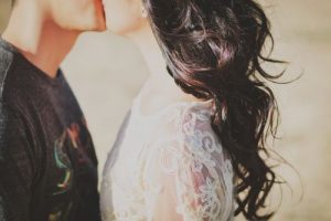 Lire la suite à propos de l’article Comment embrasser une fille pour la première fois (5 étapes CLÉS)