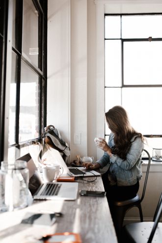 attiré par une collègue de travail psychologie