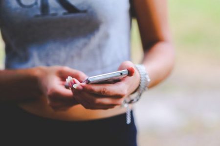 Comment draguer une fille par SMS : 13 conseils clés (+ exemples de sms)