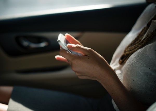 draguer une fille qui a le nez sur son téléphone