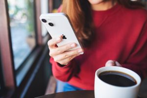Lire la suite à propos de l’article Faire rire une fille par SMS : ce qu’il faut comprendre (+ 3 façons de faire)