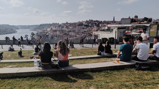 aborder un groupe de filles assises