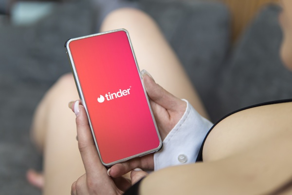 Lire la suite à propos de l’article Phrase d’accroche Tinder : 9 messages (qui la forcent à répondre)