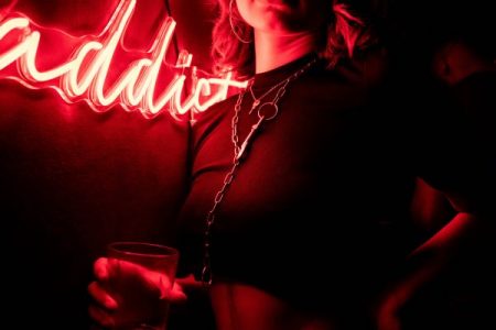 Comment aborder une fille en soirée (sans vous faire rejeter)