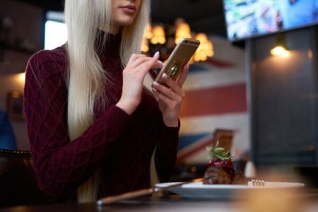 Comment décoder les SMS des femmes ? [Mode d’emploi]