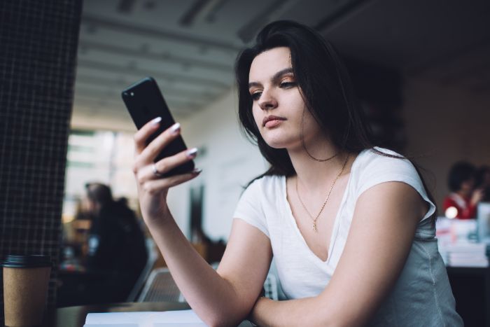 téléphone devant tout le monde