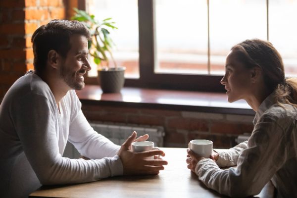 femme qui rit pendant rendez-vous