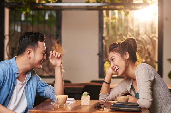 exemple femme qui rit à moitié dans ton lit