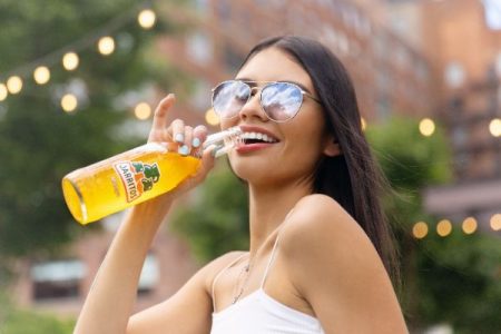 Femme qui rit à moitié dans ton lit [Ce que dit la science]