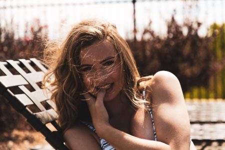 Comment savoir si une amie est amoureuse de moi [21 signes]
