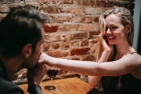 Comment être attirant aux yeux d’une femme [17 façons prouvées]
