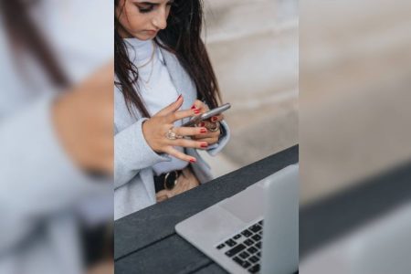 Pourquoi les femmes vont sur Tinder (d’après les dernières études)